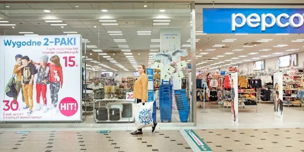 Логотип мережі Pepco на тлі європейського прапора – символ виходу дискаунтера на український ринок