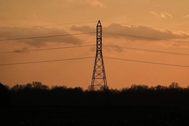 Ілюстративне фото ліній електропередач на тлі ранкового неба