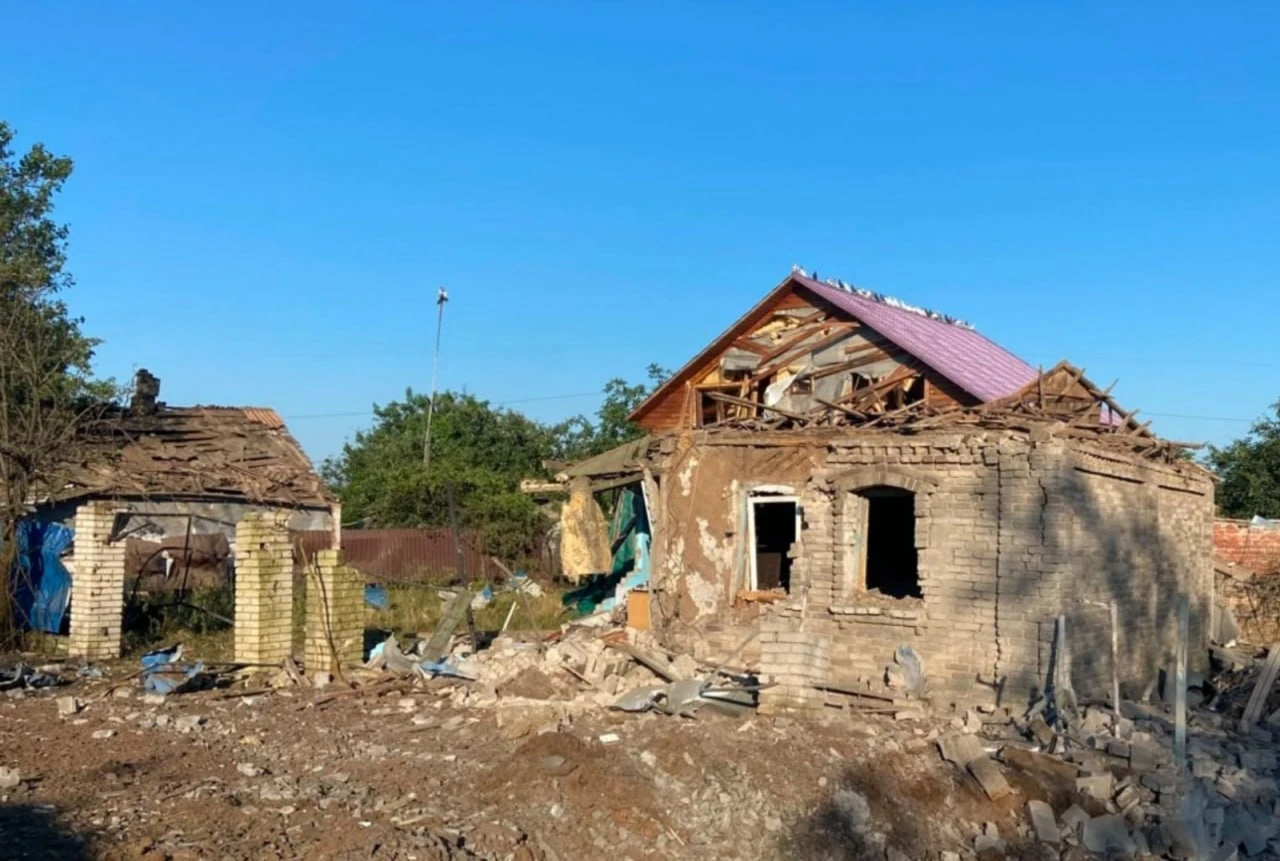 Пошкоджені багатоквартирні будинки та приватні домоволодіння у Донецькій області внаслідок обстрілів 27 липня (фото Донецької
