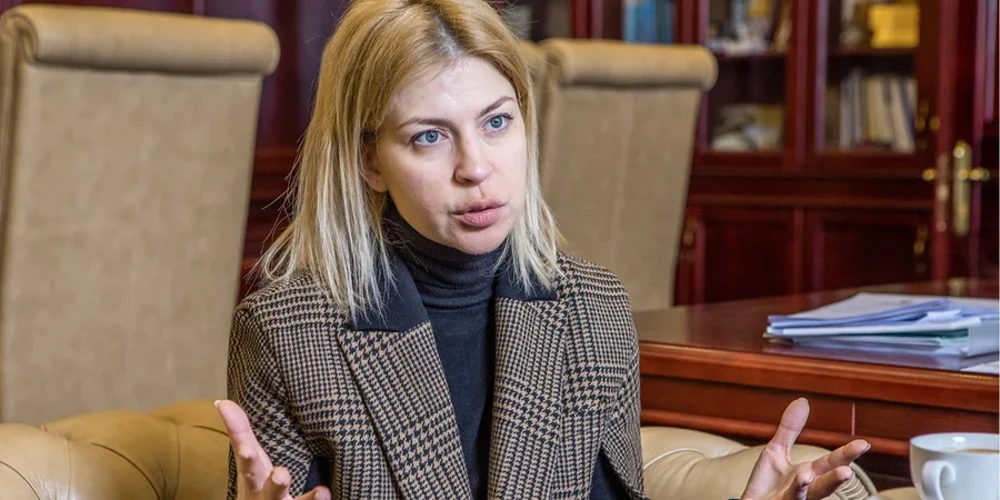 Ольга Стефанішина та сторінка указу Президента про звільнення з посади посла