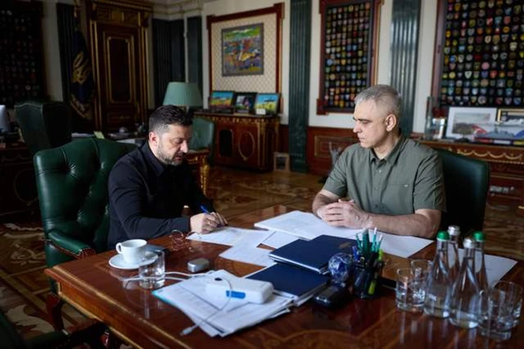 Президент Володимир Зеленський і виконувач обов'язків голови СБУ Олександр Поклад під час наради