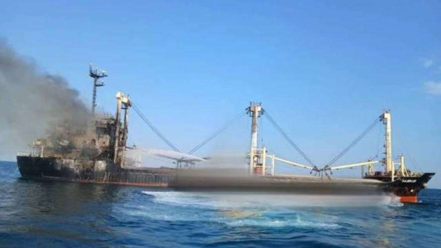 Пошкоджене цивільне торговельне судно внаслідок удару російських безпілотників на тлі портової інфраструктури