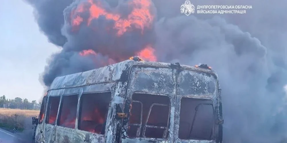 Знищена маршрутка на Дніпропетровщині після удару FPV-дрона, фото ДСНС