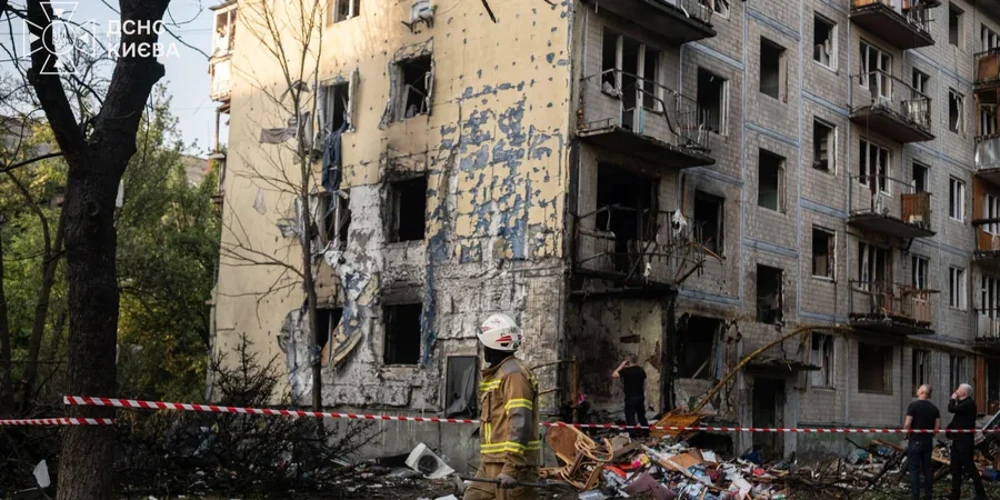 Рятувальники розбирають завали на місці пожежі у Києві після нічної атаки 1 серпня