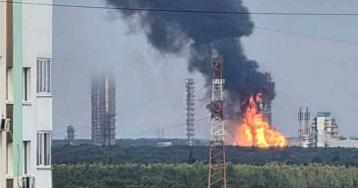 Промисловий нафтохімічний комплекс «ЗапСибНефтехим» у Тобольську під час пожежі після атаки дронів