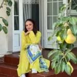 Софія Ротару усміхається перед дзеркалом у Києві, Сергій Перман обіймає співачку