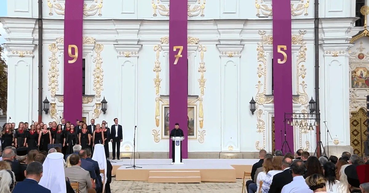 Президент Володимир Зеленський під час церемонії з нагоди 975-річчя Києво-Печерської лаври