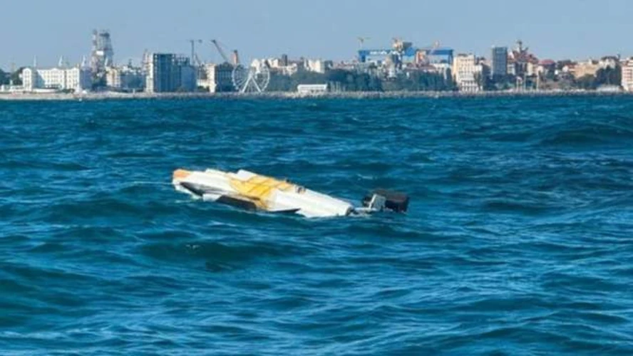 Білий апарат без надбудов, знайдений у морі біля берегів повіту Констанца, який за формою нагадує морський безпілотник