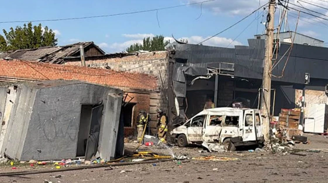 Пошкоджена будівля третього відділення «Нової пошти» в центрі Краматорська після удару БпЛА 16 серпня 2026 року