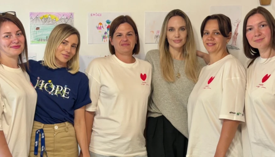 Анджеліна Джолі зустрілася з дітьми у підземних харківських студіях і родинами полонених у Карпатах