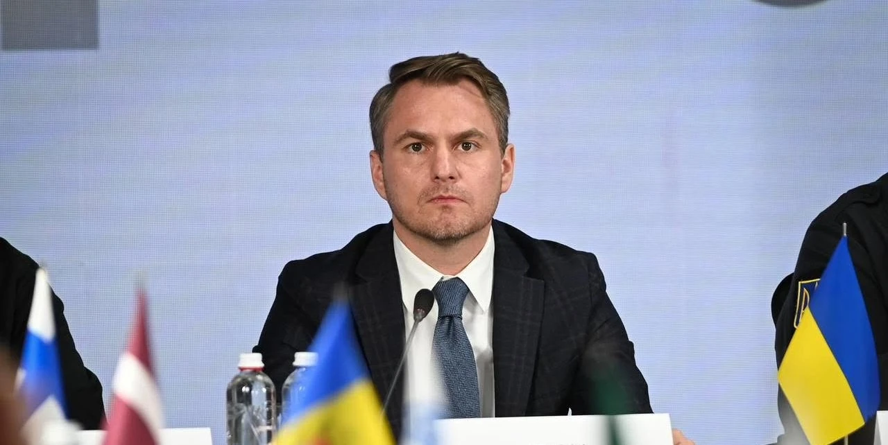 Зеленський вимагає звільнення Кравченка після його виїзду у відрядження
