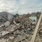 Пошкоджений приватний будинок у Миколаєві з вибитими вікнами та зруйнованою покрівлею після ракетного удару 16 жовтня
