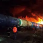 З рейок зійшли 39 вагонів вантажного потяга, загорілися сім залізничних цистерн