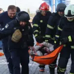 Наслідки атаки РФ на перон залізничного вокзалу у Дніпрі, де перебували приміська електричка та пасажирський потяг