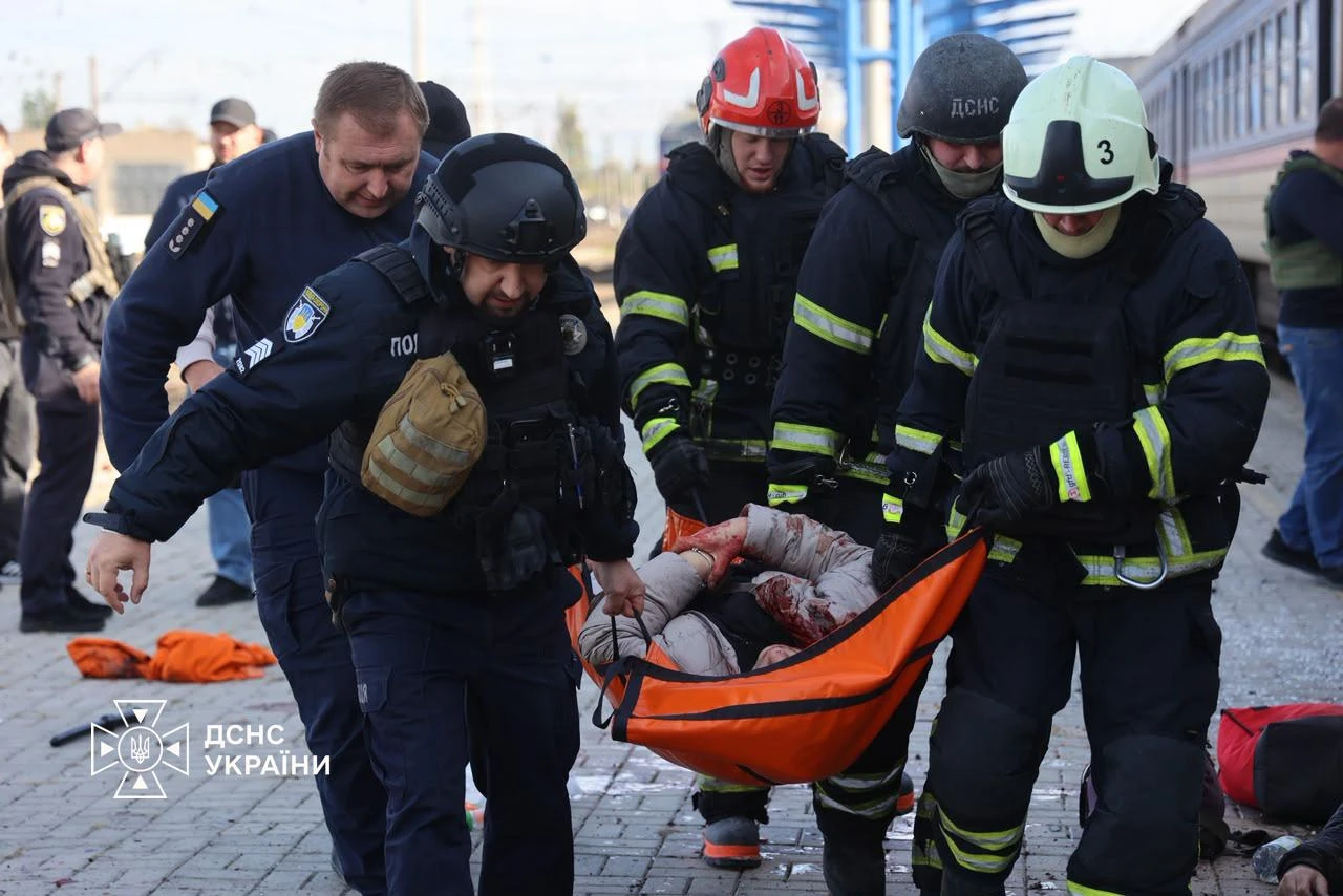 У Дніпрі дрон РФ уразив перон із двома потягами: 13 загиблих і 10 поранених